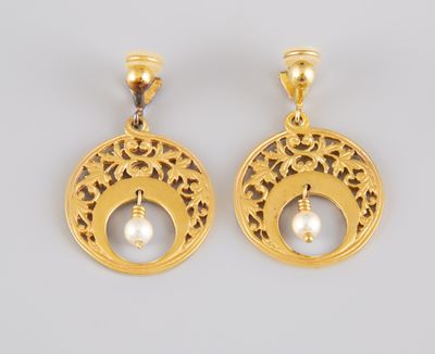 une paire de boucles d'oreilles en or ornées d'une perle et d'un arbre