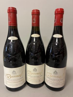 trois bouteilles de vin rouge sont alignées sur une table