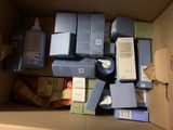 une boîte en carton remplie de nombreux savons de toutes sortes