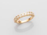une bague en or jaune avec des diamants sur fond blanc