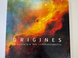 un livre sur la couverture duquel figure une illustration représentant une scène spatiale