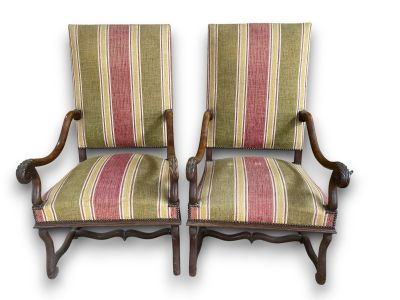 Paire de fauteuils à haut dossier en noyer, de style Louis X…