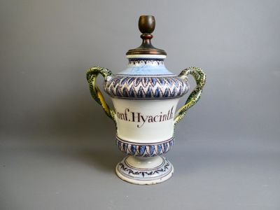 un vase bleu et blanc avec une anse