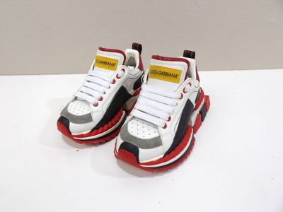 une paire de chaussures posée sur une table