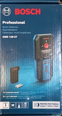 La boîte d'un détecteur multifonctions Bosch Professional est ouverte sur la table.