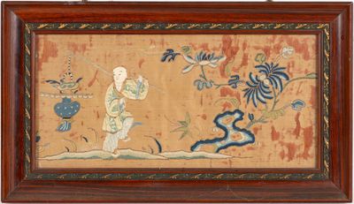 CHINE. Fragment de tissu brodé à décor de chinois.