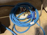 un tuyau bleu relié à un ordinateur