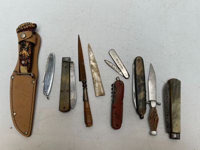 a lot of different types of knives on the table
