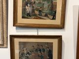 de nombreuses photos encadrées sur le mur de cette pièce