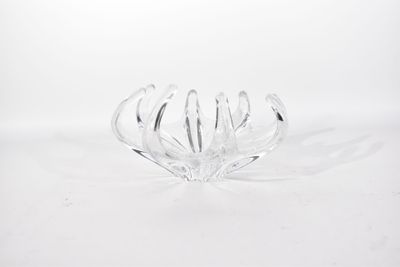 bol en verre transparent posé sur une surface blanche, sur fond blanc