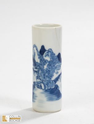 VIETNAM, XIXème siècle. Deux porcelaines émaillées blanc ble…