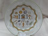 une assiette blanche avec une bordure verte et une illustration dessus
