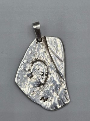 Pendentif en argent représentant un visage féminin, complet avec sa bé - Photo 1