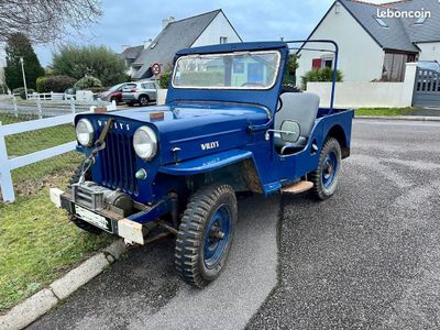 une jeep bleue garée sur le bord de la route