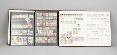 un livre ouvert avec des timbres sur une table