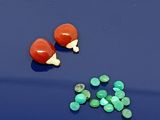 deux balles de ping-pong et une paire de balles de ping-pong posées sur une table