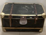 une valise noire posée sur un sol carrelé