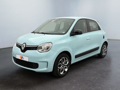 La voiture bleu clair est garée dans une pièce au sol noir.