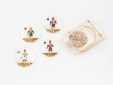 quatre figurines représentant des hommes jouant aux cartes sur une surface blanche