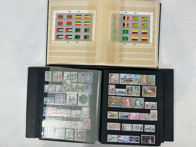 une photo d'un livre sur lequel figurent des timbres