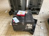 une boîte de nourriture posée par terre à côté de deux autres boîtes