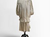 une robe sur un mannequin sur fond blanc