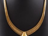 un collier en or sur un mannequin mannequin mannequin mannequin mannequin mannequin mannequin mannequin mannequin mannequin