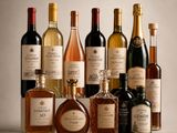 plusieurs bouteilles de vin sont alignées sur une table