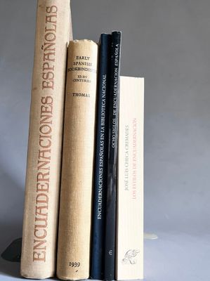 trois livres superposés sur une table