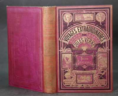 la couverture et la quatrième de couverture d'un livre rose aux lettres dorées