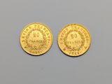 deux pièces d'or, dont l'une est ornée d'une couronne et l'autre d'une couronne
