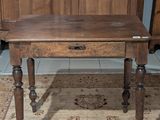 une petite table en bois surmontée d'un tiroir