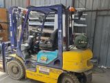 un chariot élévateur équipé d'une fourche dans un entrepôt