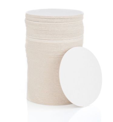 une pile d'assiettes en carton posée sur une surface blanche