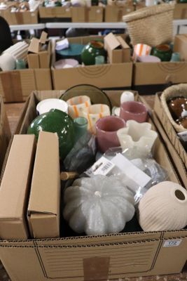 de nombreux cartons d'objets posés à même le sol