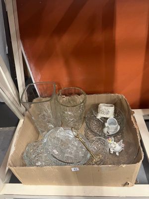 une boîte contenant tout un tas d'objets en verre