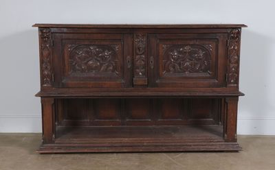 Dressoir en chêne mouluré et sculpté à riche décor de feuill…