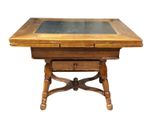 une table en bois avec un plateau en verre sur fond blanc