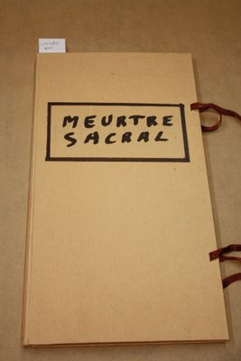 un livre sur lequel on peut lire quelque chose, posé par terre