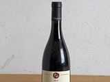 une bouteille de vin posée sur une table en bois