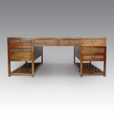 un bureau en bois avec deux tiroirs et un tiroir en dessous