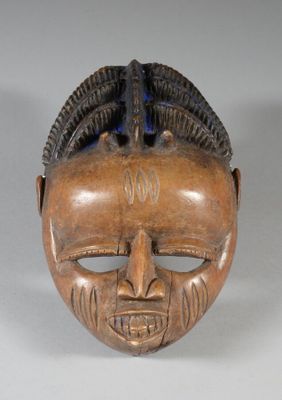 une image représentant un masque en bois sur un fond blanc