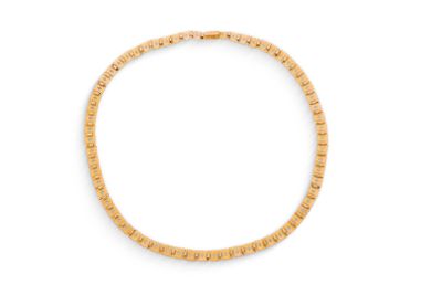 un bracelet en or orné de perles en bois sur fond blanc