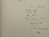 un livre ouvert dont la couverture porte un poème écrit à la main