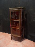 Vitrine galbée en acajou de style Louis XV, àgalerie de lait… (photo 2)