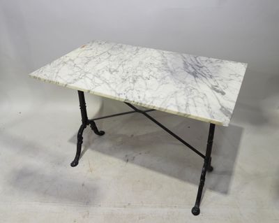 une photo d'une table en marbre blanc avec des pieds noirs
