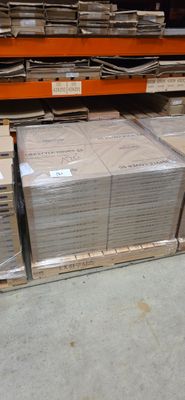 de nombreuses piles de cartons posées sur une étagère dans un magasin