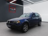 La BMW X3 est garée dans le garage du showroom d'un concessionnaire.