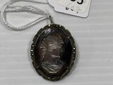 Gros plan sur un collier portant l'image d'une femme
