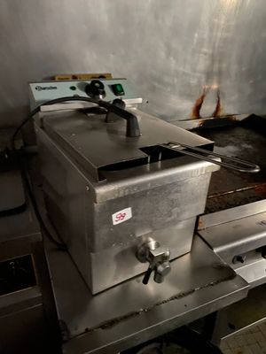 une photo d'une friteuse professionnelle dans la cuisine d'un restaurant